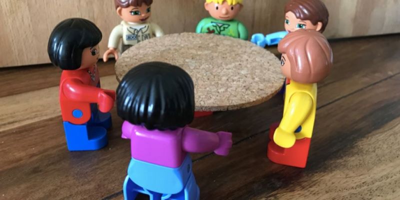 Lego poppetjes om tafel